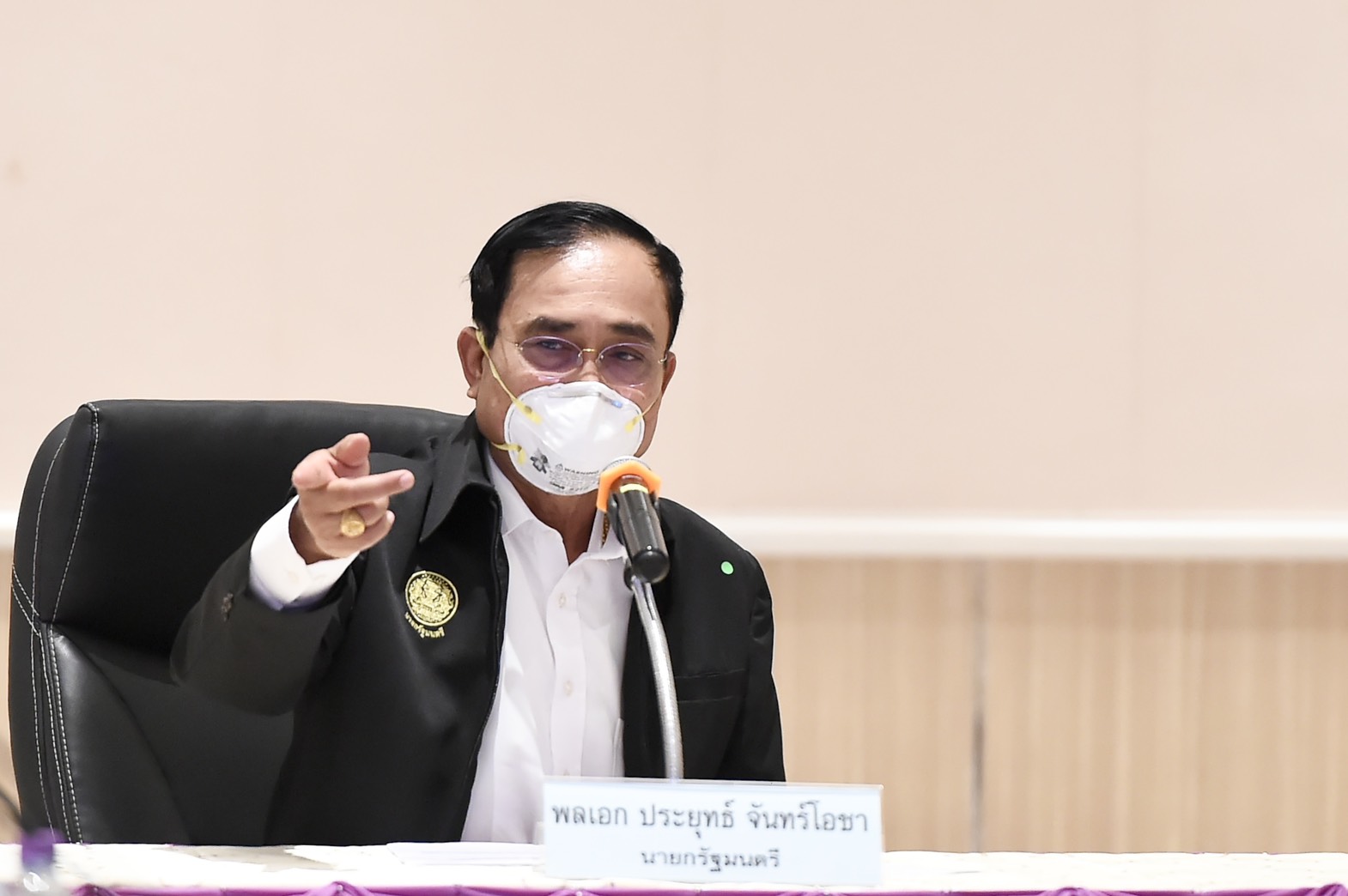 "บิ๊กตู่" ลงพื้นที่ระยอง ให้กำลังใจ จนท.สู้โควิด ฉุนถูกรุมซักปมวงพนันโยง "นักการเมือง" ลั่นใครทำผิดกฎหมายฟันไม่เลี้ยง