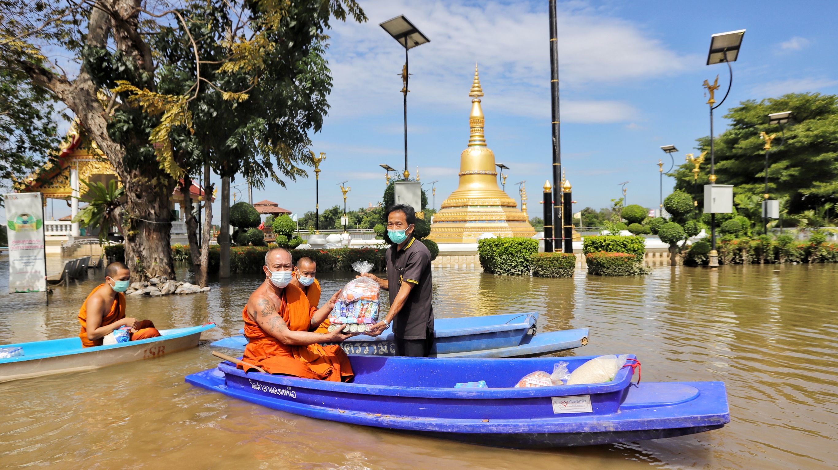 หลวงพ่อวัดสายไหมพายเรือแจกของให้วัด-บ้านน้ำท่วมย่านสามโคก ปทุมธานี 