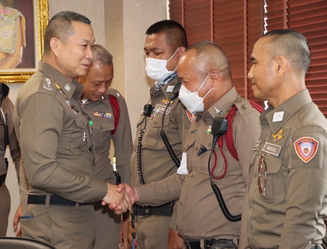 แห่ชื่นชม 4 ตร. สน.ทางด่วน 2 ยกย่อง “สุภาพบุรุษจราจร” สกัดจับหนุ่มจีนอุ้มสาว มัดมือ - เท้า 