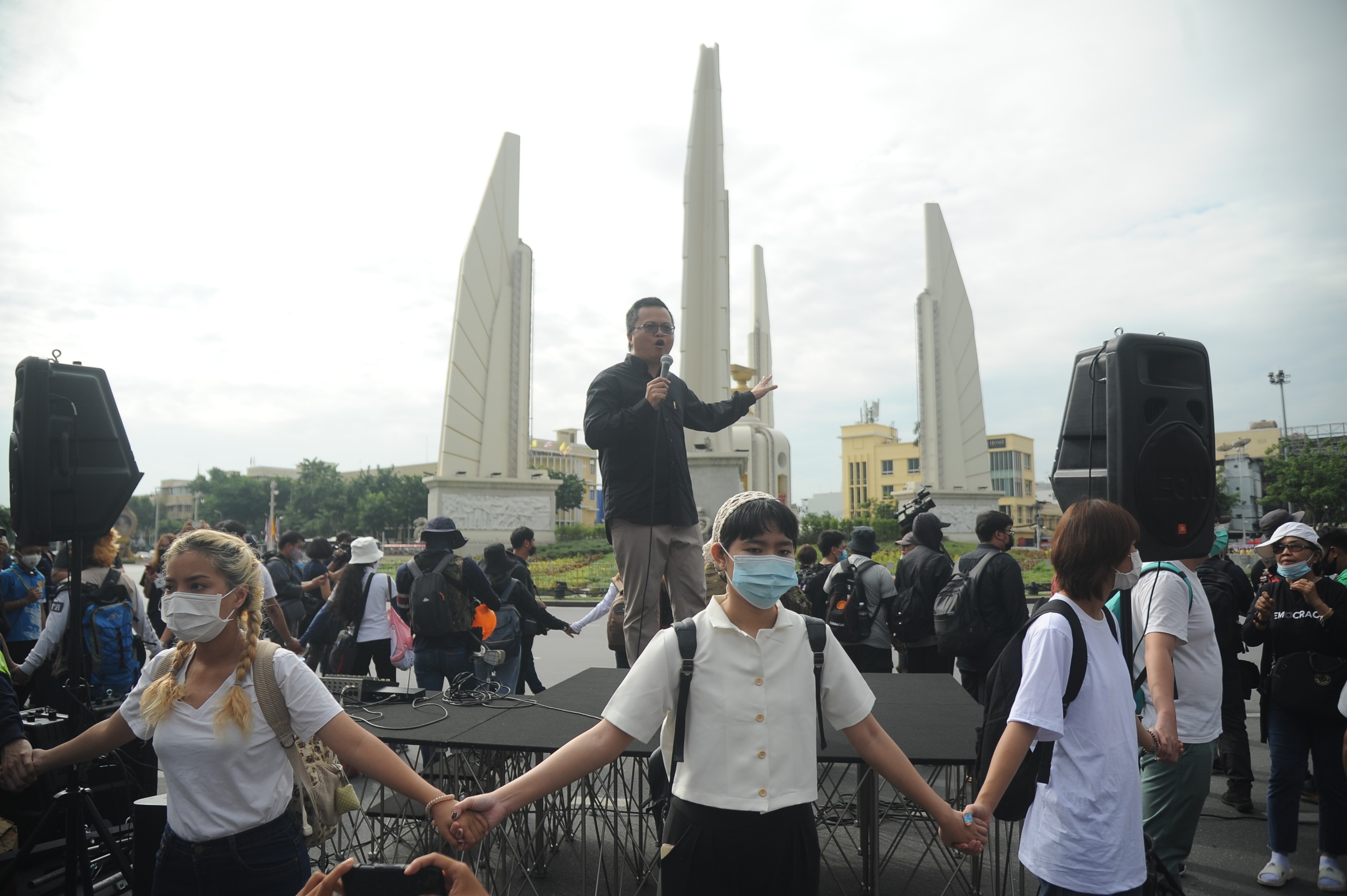  มาแต่เช้า! "ม็อบ 14 ตุลาฯ" ชิงพื้นที่ปิดแยกคอกวัวประกาศทยอยลงถนนราชดำเนิน 