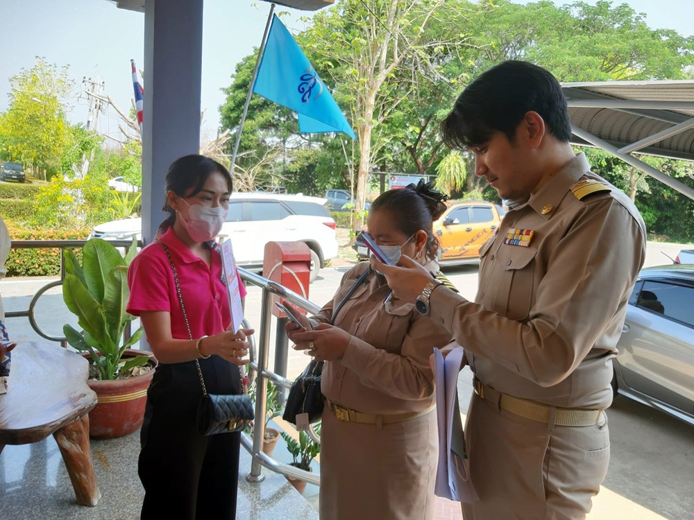 พม.อ่างทอง ประชาสัมพันธ์ ไลน์ ESS แก่ผู้นำท้องถิ่นอำเภอไชโย และประชาชนที่มาติดต่อราชการ