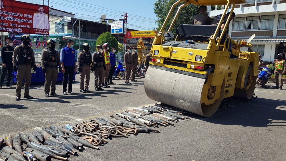 ตำรวจชัยภูมิโชว์จับ ยึด ทำลายอาวุธปืน ท่อไอเสียดัดแปลง