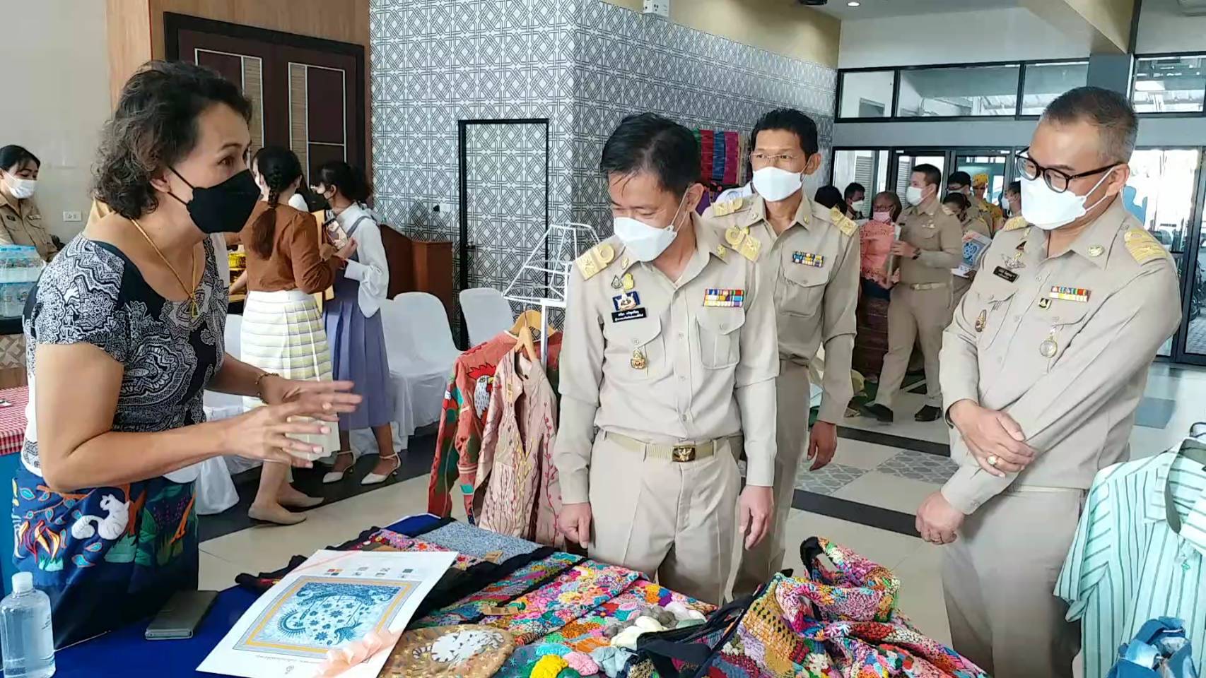 พ่อเมืองประจวบฯ มอบภาพแบบลายผ้าบาติกพระราชทานให้กลุ่มผู้ประกอบการนำไปพัฒนาต่อยอดสร้างมูลค่าเพิ่ม ยกระดับสู่สากล 