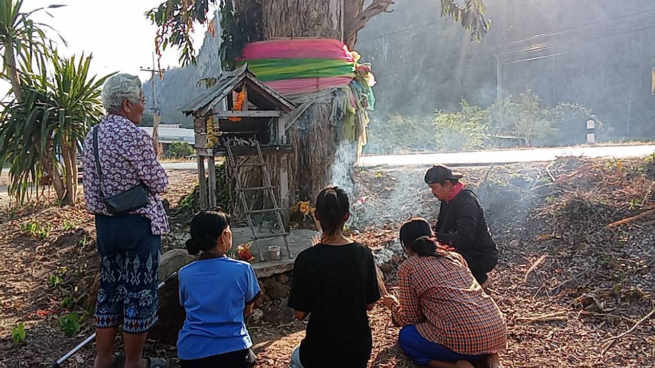 อุทัยธานี ขอโชคกับเสด็จแม่นางไม้พวงทอง ชาวบ้านเชื่อว่าสถิตอยู่ที่ต้นเสลา ให้โชคถูกหวยมาแล้วหลายงวด