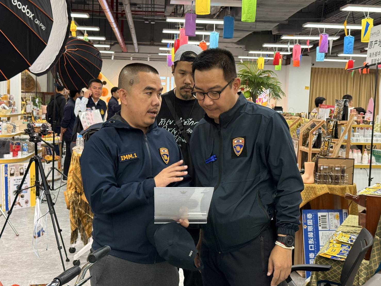 เจ้าหน้าที่บุกจับชาวจีนกลางไลฟ์สดขายเครื่องสำอางกลางกรุงเทพ