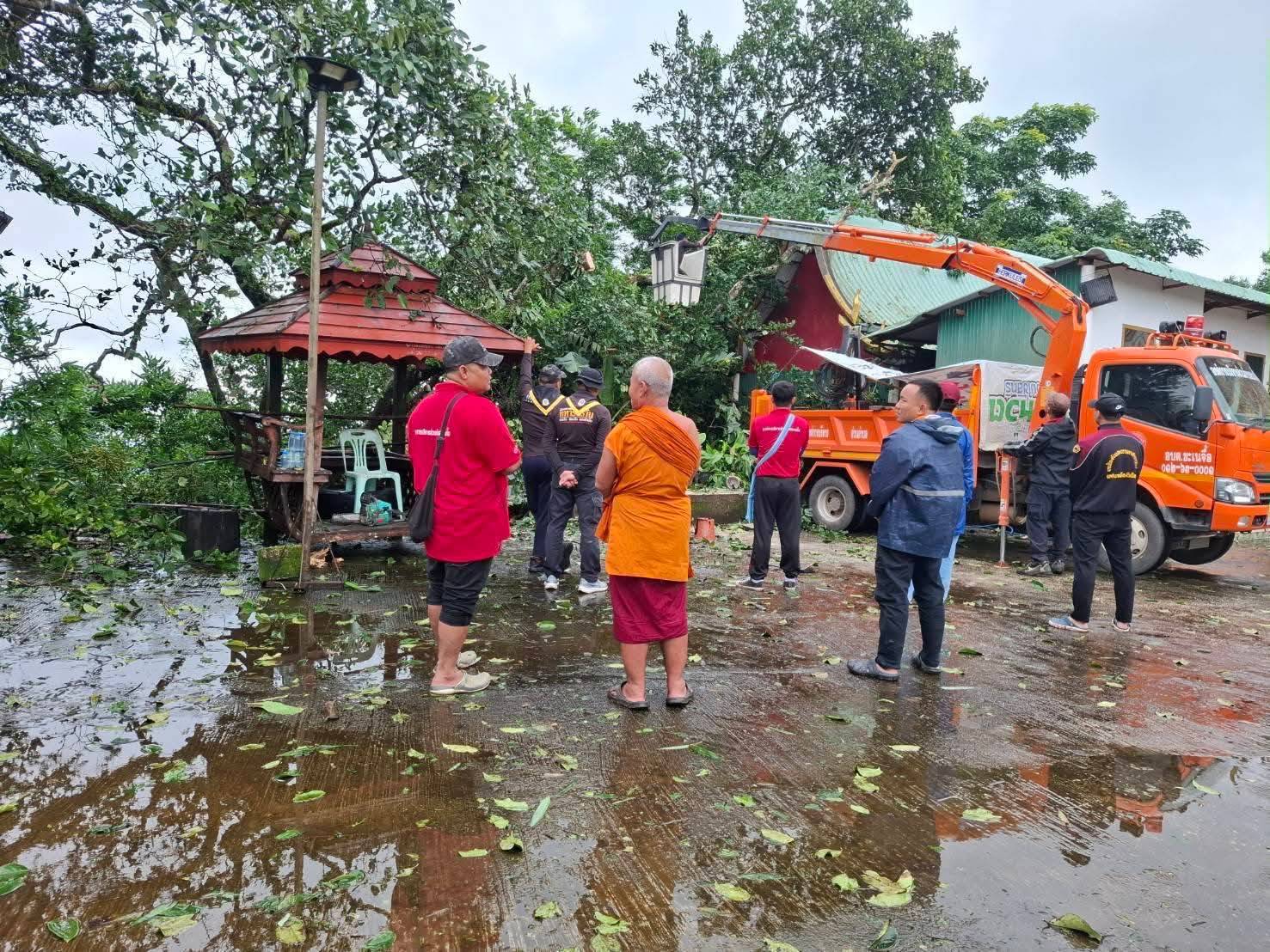 ตาก ต้นไม้ใหญ่ล้มทับหลังคาวิหาร วัดพระธาตุดอยทีมู เสียหาย หลังฝนตกและลมกระโชกแรง