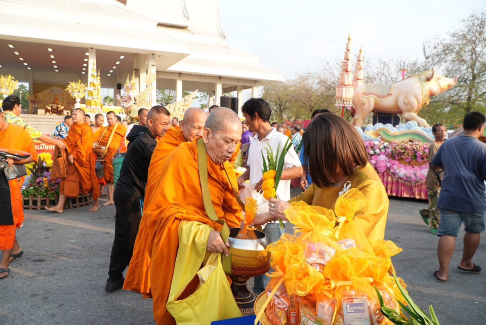 ฉะเชิงเทราแน่น! ผู้ว่าฯ นำตักบาตรสงกรานต์ 2569 สรงน้ำ “หลวงพ่อโสธร” เสริมสิริมงคล
