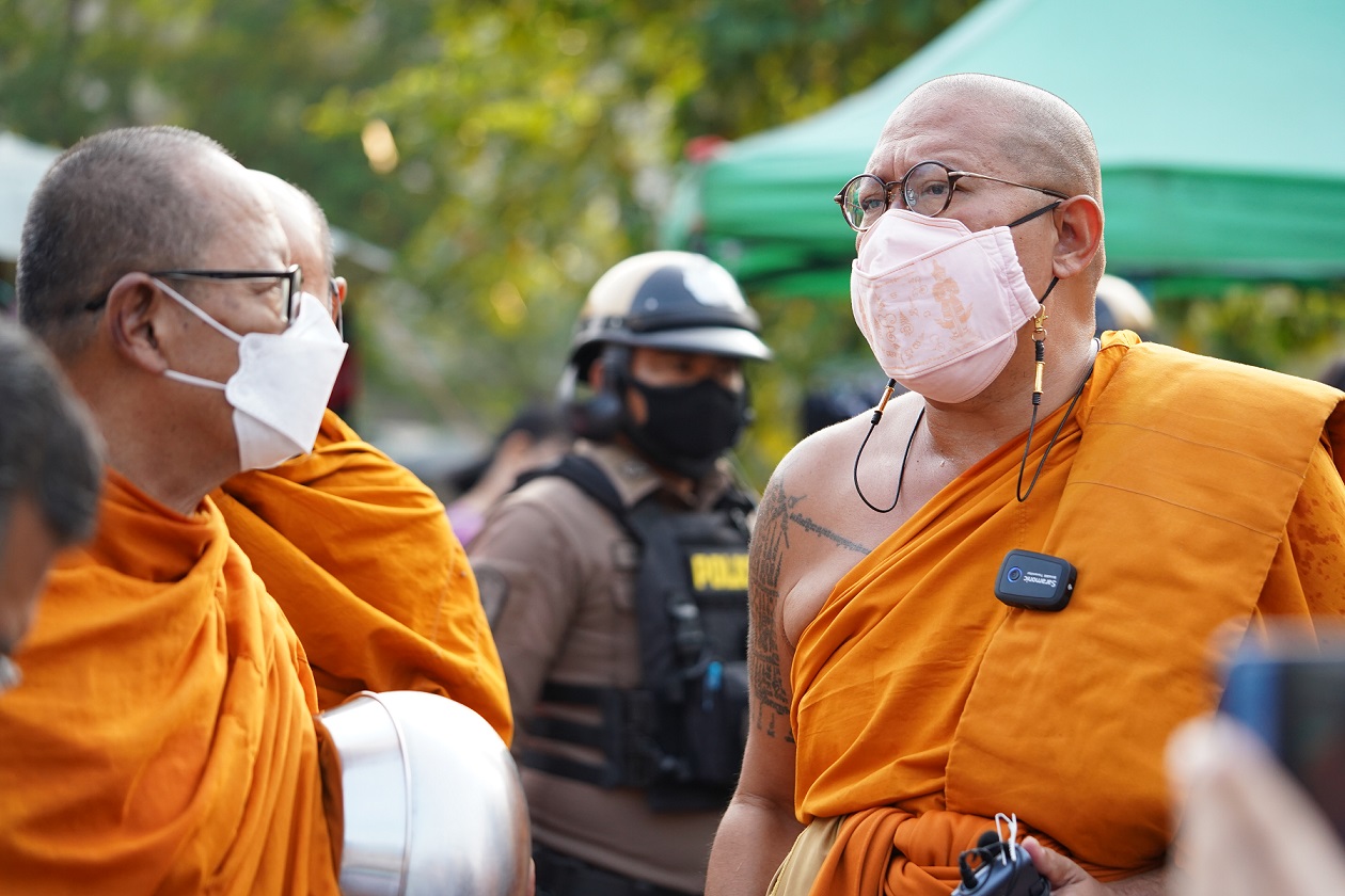 สนั่นวงการผ้าเหลือง"หลวงพี่น้ำฝน"วัดไผ่ล้อมนำทีมลุยจัดระเบียบพระ 