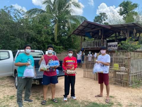 ประธานสภาอบต.ดู่ทุ่งพร้อมเจ้าหน้าที่มอบถุงป้นสุขผู้กักตัวที่บ้าน
