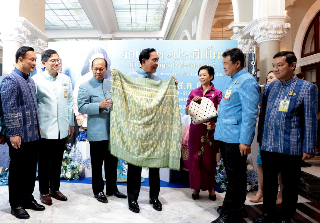 นายกฯ ปลุกกระแสคนไทยอุดหนุนสินค้าโอทอป-ภูมิปัญญาท้องถิ่น กระจายรายได้สู่ชุมชน -ฟื้นฟูเศรษฐกิจไทย