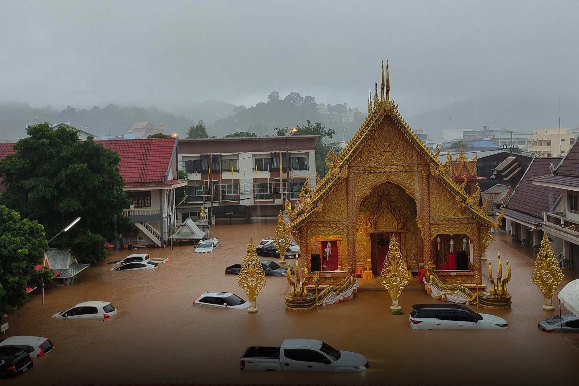 ช่วยด้วย!! พระ-ญาติโยม กว่า 40 ชีวิต ขอความช่วยเหลือ “วัดจมน้ำ” ไร้อาหาร-กลับบ้านไม่ได้