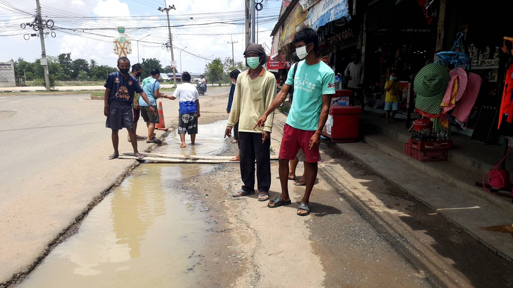  สุดทน!​ ผู้รับเหมาวางท่อน้ำประปา​ผ่านชุมชนทำถนนเป็นหลุมบ่อน้ำขัง​ ชาวบ้าน-ร้านค้าเดือดร้อน