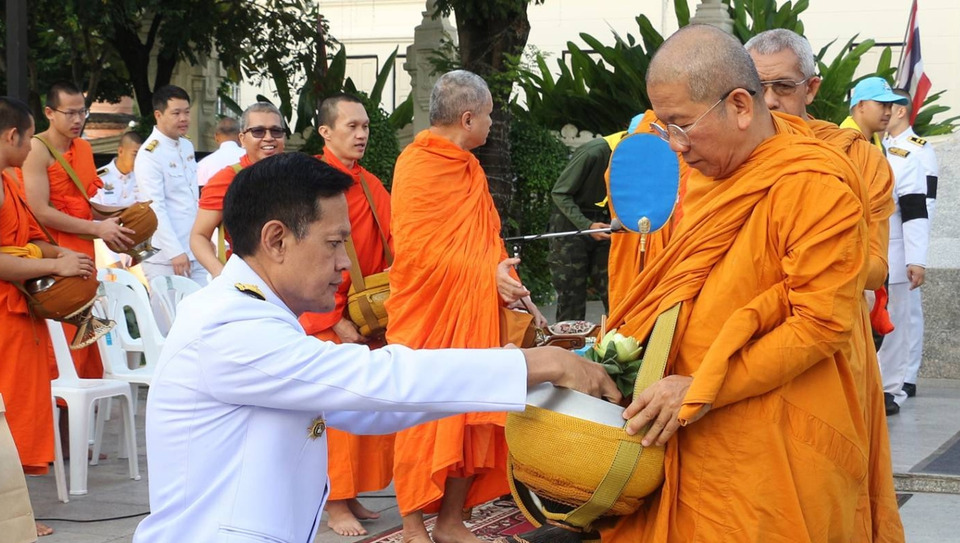 เชียงใหม่จัดพิธีตักบาตร 93 รูป สัตตมวาร 7 วัน อุทิศถวายพระราชกุศล "พระพันปีหลวง"