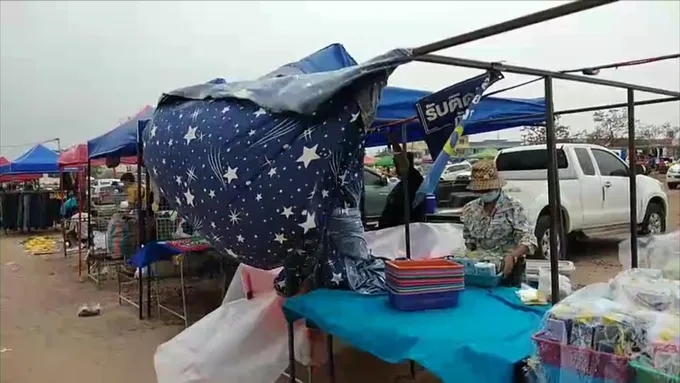 เกิดพายุลมแรง พัดถล่มร้านค้าที่ตลาดคลองถมสถานีรถไฟหนองคายนับร้อยร้าน 