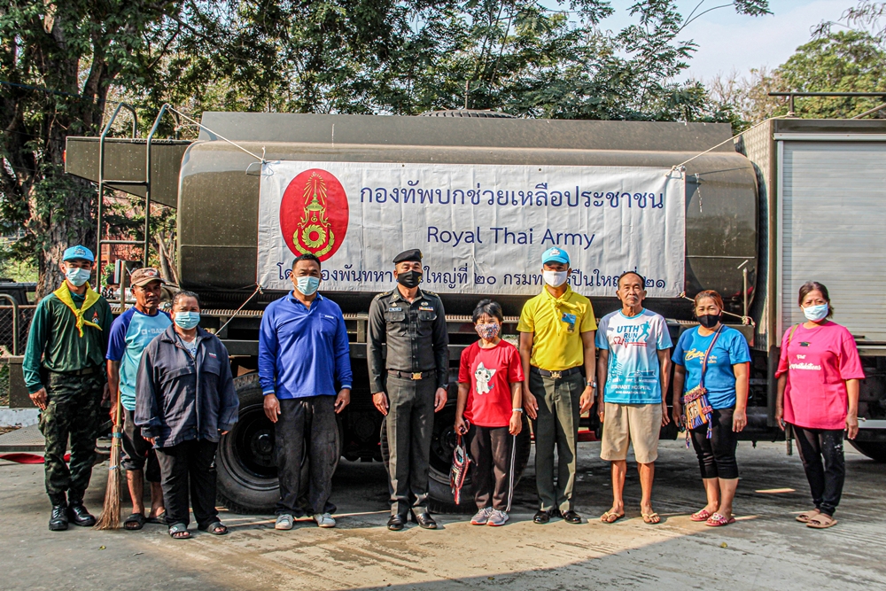 กองพันทหารปืนใหญ่ที่ 20  นำทหารจิตอาสา รถบรรทุกน้ำ เติมน้ำเติมใจ ตามโครงการ "ราษฎร์ รัฐ ร่วมใจ ช่วยภัยแล้ง" 