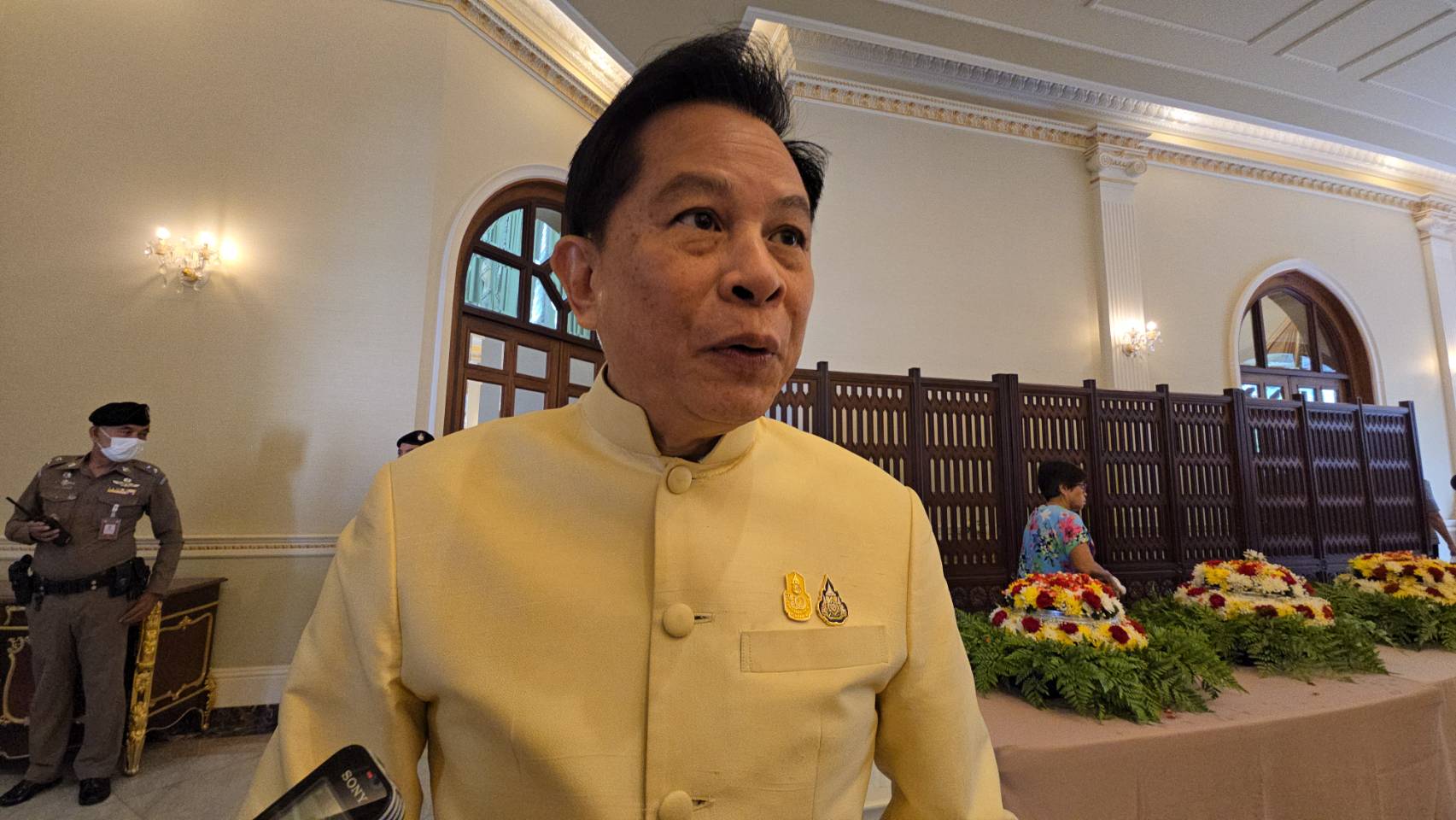 "พีระพันธุ์" สยบข่าว "นายกฯสำรอง" ยัน "ไม่มีดีลอะไรทั้งนั้น"  ย้ำ "ลุงตู่" ไม่ยุ่งการเมือง รทสช.ยังไม่มีคุยเปลี่ยนตัวรัฐมนตรี