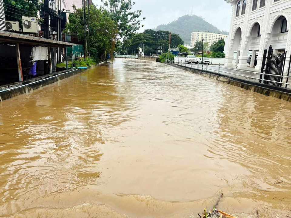 เทศบาลนครภูเก็ตเตือนชาวบ้านริมคลองบางใหญ่ เฝ้าระวังน้ำสูงต่อเนื่องหลังฝนตกหนักทั้งคืน