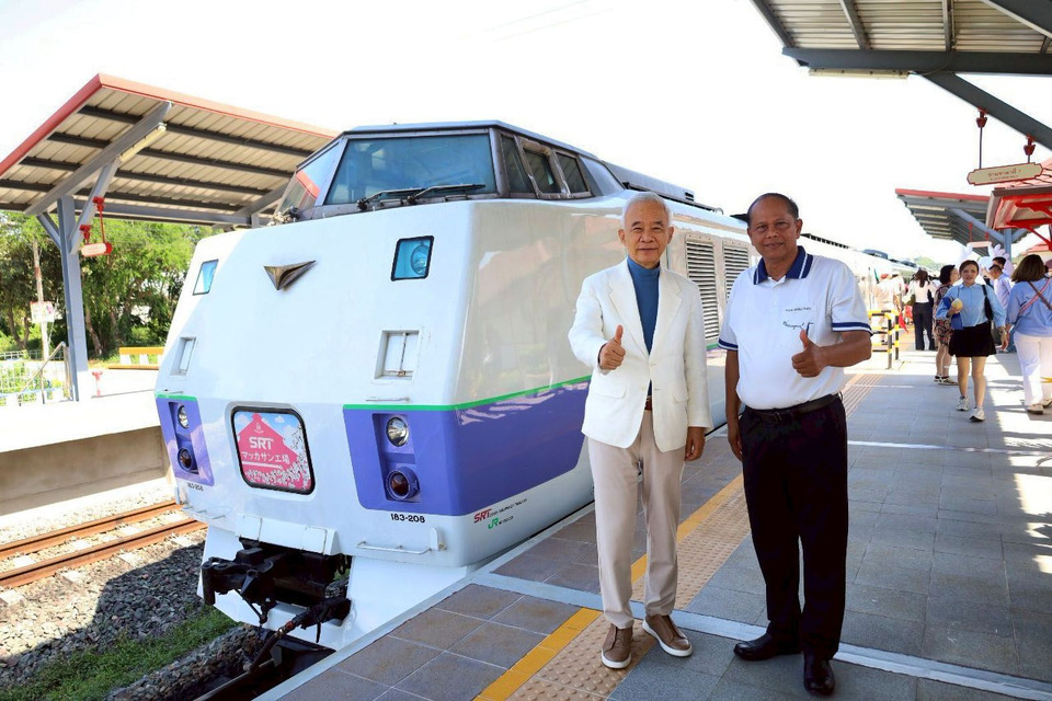 ผู้ว่าประจวบฯ ต้อนรับคณะเดินทางทริปปฐมฤกษ์รถไฟ KIHA 183 ที่สถานีรถไฟหนองแก 