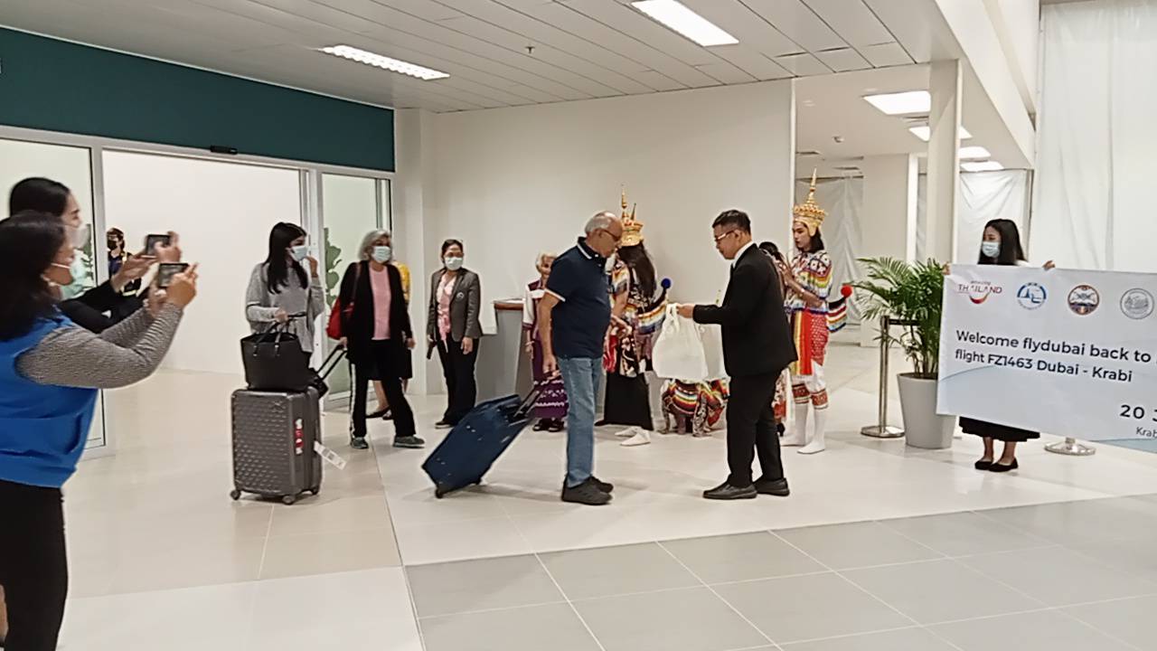 เที่ยวบินจากสายการบิน Flydubai พร้อมนักท่องเที่ยวเต็มลำ แตะรันเวย์สนามบิน จังหวัดกระบี่ 
