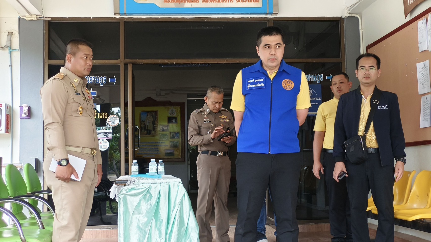 ผวจ.ศรีสะเกษ ติดตามสั่งการในพื้นที่กันทรลักษ์ ย้ายผู้ป่วย ปิดโรงพยาบาลเพื่อความปลอดภัย