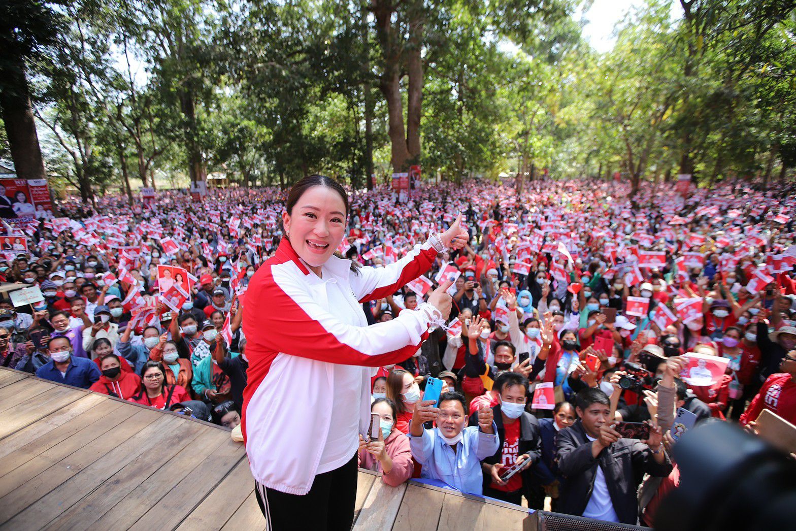 "แพทองธาร" ลั่นไทยเสียโอกาสเพราะถูกรัฐประหาร "เพื่อไทย" พร้อมกลับมาทำงานให้ เผย "พ่อ-อาปู" ฝากบอก "คิดฮอดหลาย" 