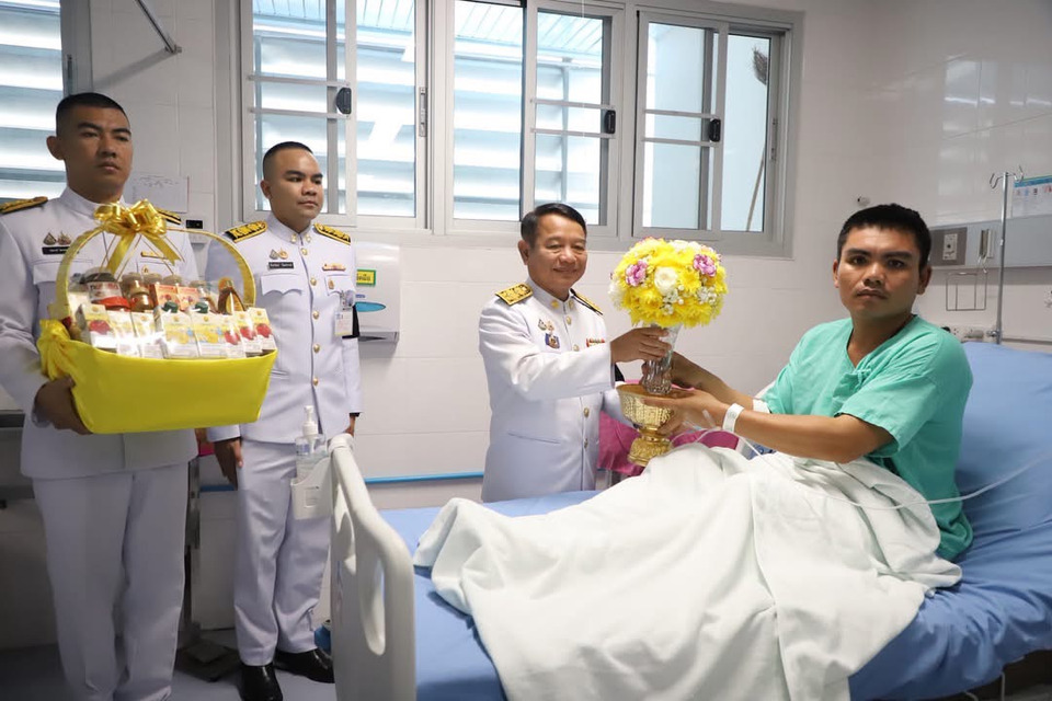 "ในหลวง" โปรดเกล้าฯ ผวจ.สุรินทร์ เชิญดอกไม้ ตะกร้าสิ่งของพระราชทาน แก่ผู้บาดเจ็บจากเหตุชายแดนไทยกัมพูชา ทรงรับเป็นคนไข้ในพระบรมราชานุเคราะห์