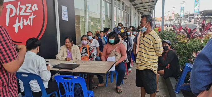 บุรีรัมย์ ปชช.คนชรา​ ผู้พิการแห่ยืนยันตัวตน​ บัตรคนจนแน่นจุดบริการหน้าห้าง จนท.รับได้แค่วันละ 300 คิวหลายคนต้องผิดหวัง 