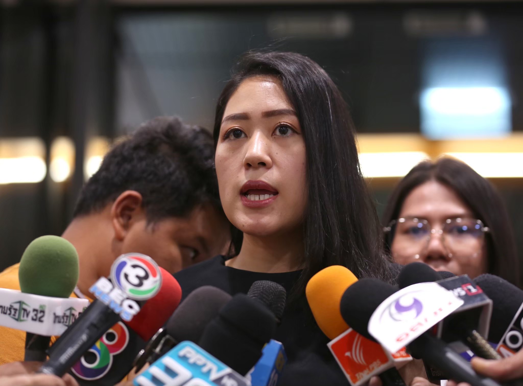 "ช่อ พรรณิการ์" แก้เกี้ยว ! "ชายชุดดำ"ขึ้นเวทีถึงอย่างไรก็คุกคาม