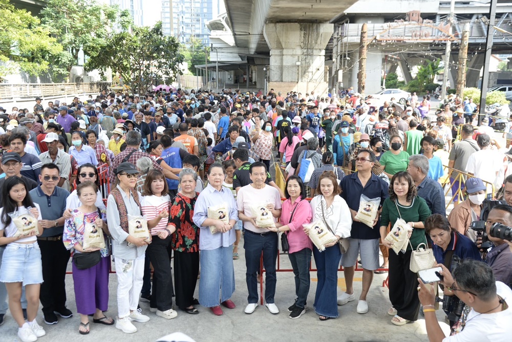 ประมวลภาพ "ชัชวาลล์ คงอุดม" แจกข้าวสาร พร้อมถุงยังชีพให้พี่น้อง ปชช. ช่วยแบ่งเบาค่าใช้จ่าย