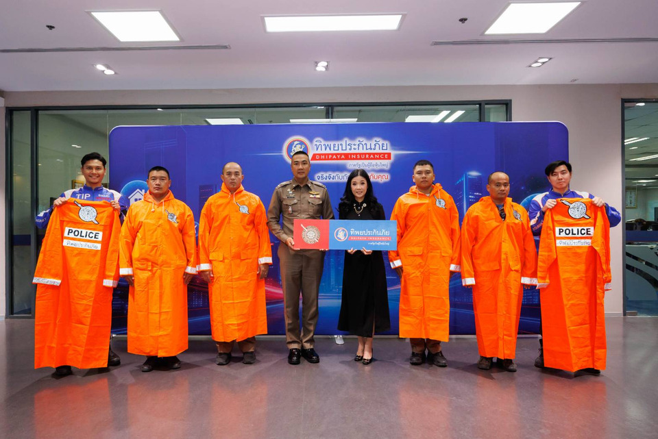 ทิพยประกันภัย ส่งต่อความห่วงใย มอบเสื้อกันฝนและเสื้อกั๊กสะท้อนแสงแก่ตำรวจจราจร   เสริมความปลอดภัยในการปฏิบัติหน้าที่