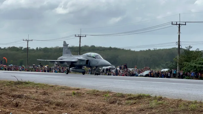 กองทัพอากาศ ทดสอบขีดความสามารถของเครื่องบินขับไล่ Gripen ขึ้นลงบนถนน ปชช.ในพื้นที่ให้ความสนใจอย่างมาก