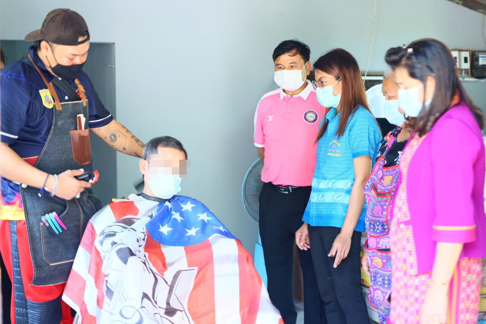 ฟรีถึงบ้าน! เกล็ดแก้วบาร์เบอร์ "ตัดถึงใจ"  บริการตัดผมผู้ป่วยติดเตียง 