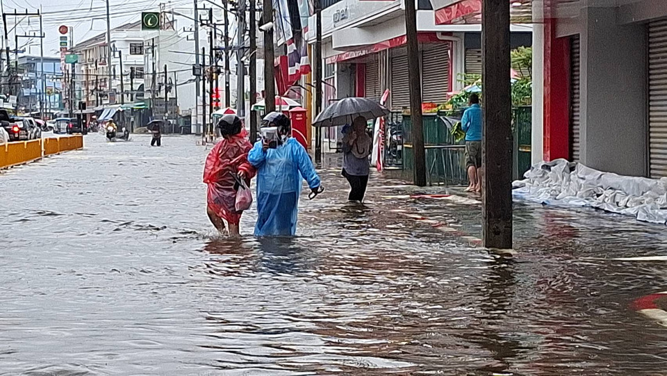 ปัตตานีฝนถล่มต่อเนื่อง ย่านเศรษฐกิจจมน้ำ รถเล็กผ่านไม่ได้ เขื่อนแม่ลานเร่งระบายรับน้ำจากยะลา