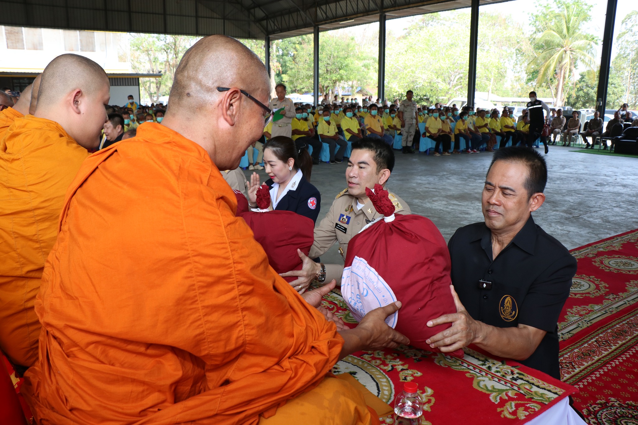 มูลนิธิมิราเคิลฯ ร่วมกับสภาสังคมสงเคราะห์ฯมอบถุงยังชีพ ช่วยเหลือผู้ประสบภัยชาว อ.ท่าม่วง