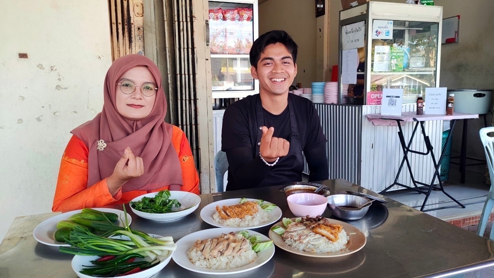 คนรุ่นใหม่ต้นแบบ!! หนุ่มหล่อมือสับข้าวมันไก่สตูล ขยันไม่อายทำกิน 