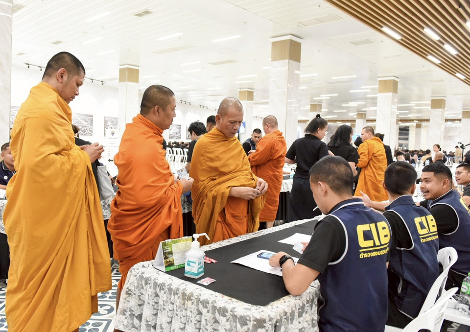 พสกนิกรทั่วประเทศกว่า 4.3 แสนคน หลั่งไหลกราบถวายบังคมพระบรมศพ "พระพันปีหลวง" ด้วยสำนึกในพระมหากรุณาธิคุณ