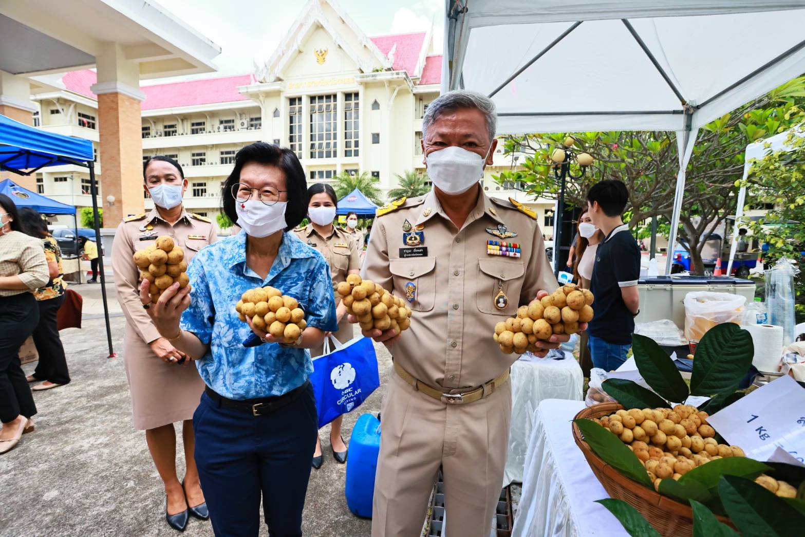 ระยองเปิดตลาดนัดในศูนย์ราชการจังหวัดขนทัพสินค้าคุณภาพการันตีคุณภาพ 