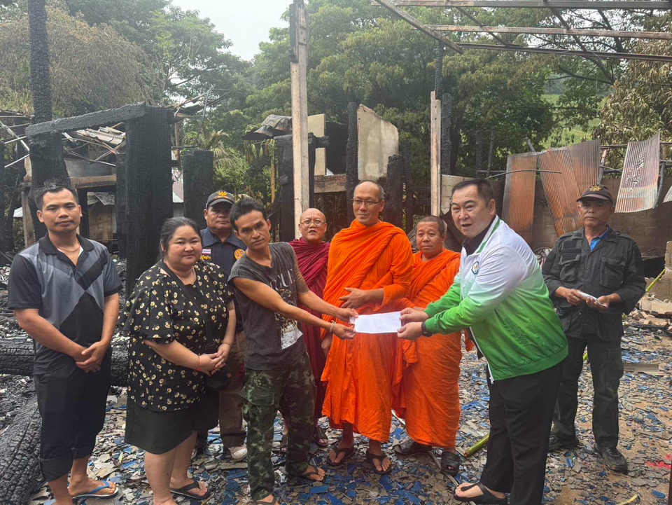 “สส.ชิงชัย” พร้อมคณะสงฆ์ ชั้นผู้ใหญ่ ใน จ.ตาก  ร่วมลุยฝ่าสายฝน นำเงินและ เครื่องอุปโภค-บริโภค ไปช่วยชาวบ้านที่ประสบอัคคีภัย
