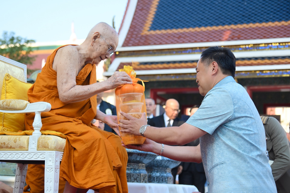 สมเด็จพระสังฆราช ทรงบำเพ็ญพระกุศล ตักบาตรถวายพระกุศล เนื่องในมงคลสมัย 9 ปี แห่งพระราชพิธีสถาปนา