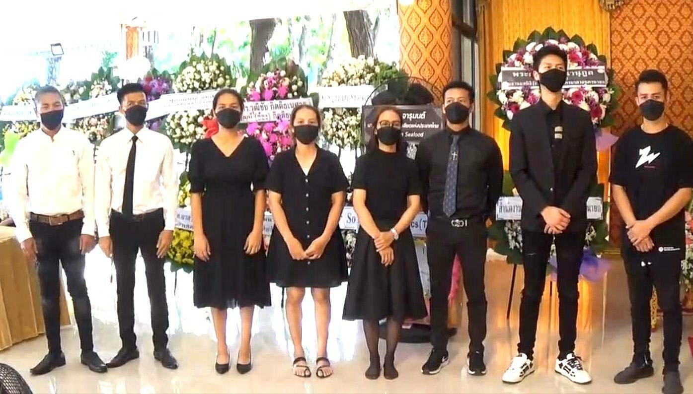   งานศพแม่ 'เทพไชยา อุ่นหนู' มอบสเปรย์แอลกอฮอล์ข้าวสารแทนของชำร่วย ช่วงโควิด-19