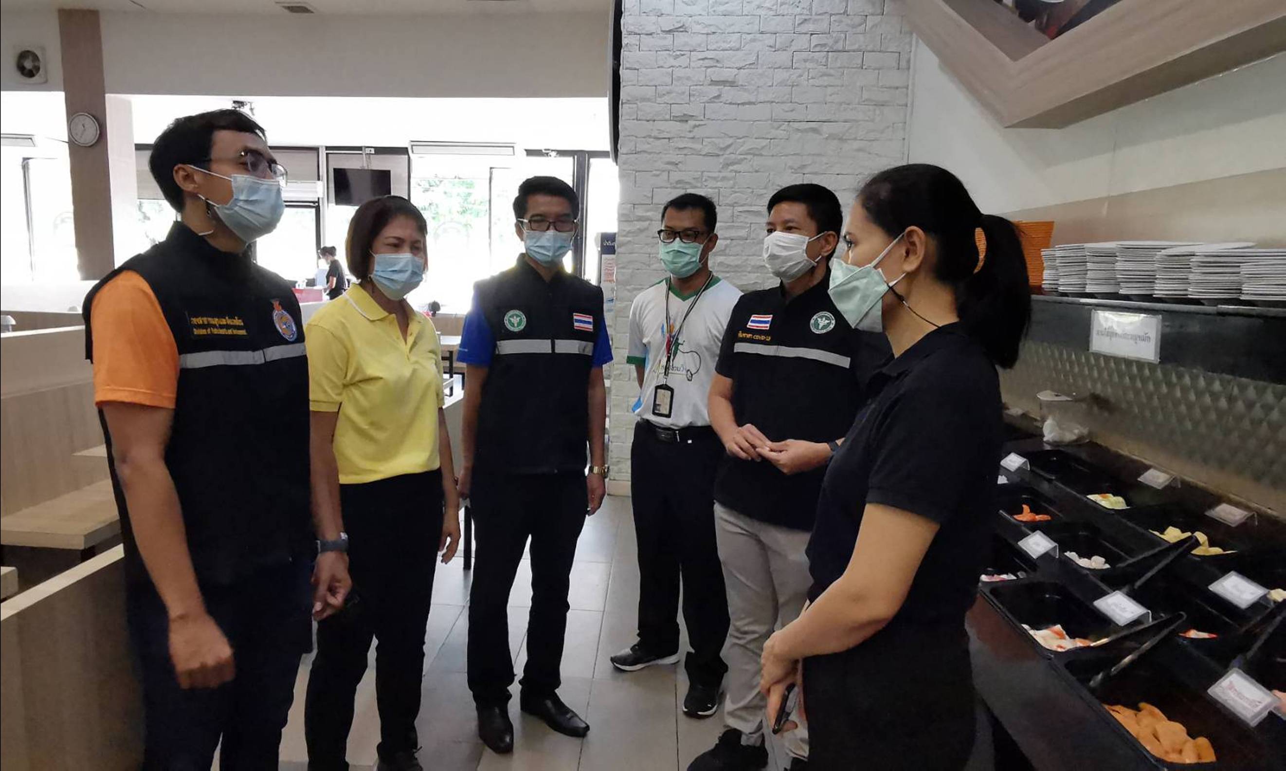 สสจ.บุรีรัมย์-เทศบาล รุดตรวจสอบ ร้านชาบู หลังหนูโผล่ โซนตักอาหาร ปิดทำความสะอาด สร้างความเชื่อมั่นลูกค้า