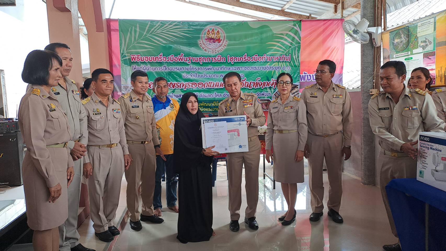 จ.พังงา มอบเครื่องทำมาหากินกลุ่มถือบัตรสวัสดิการแห่งรัฐ หลักสูตรการออกแบบผลิตภัณฑ์จากผ้า     