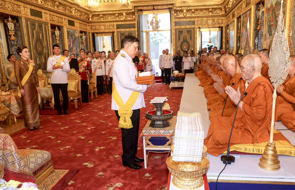 "ในหลวง - พระราชินี" เสด็จฯไปในการพระราชพิธีทรงบำเพ็ญพระราชกุศลถวายผ้าพระกฐิน ณ วัดราชบพิธฯ
