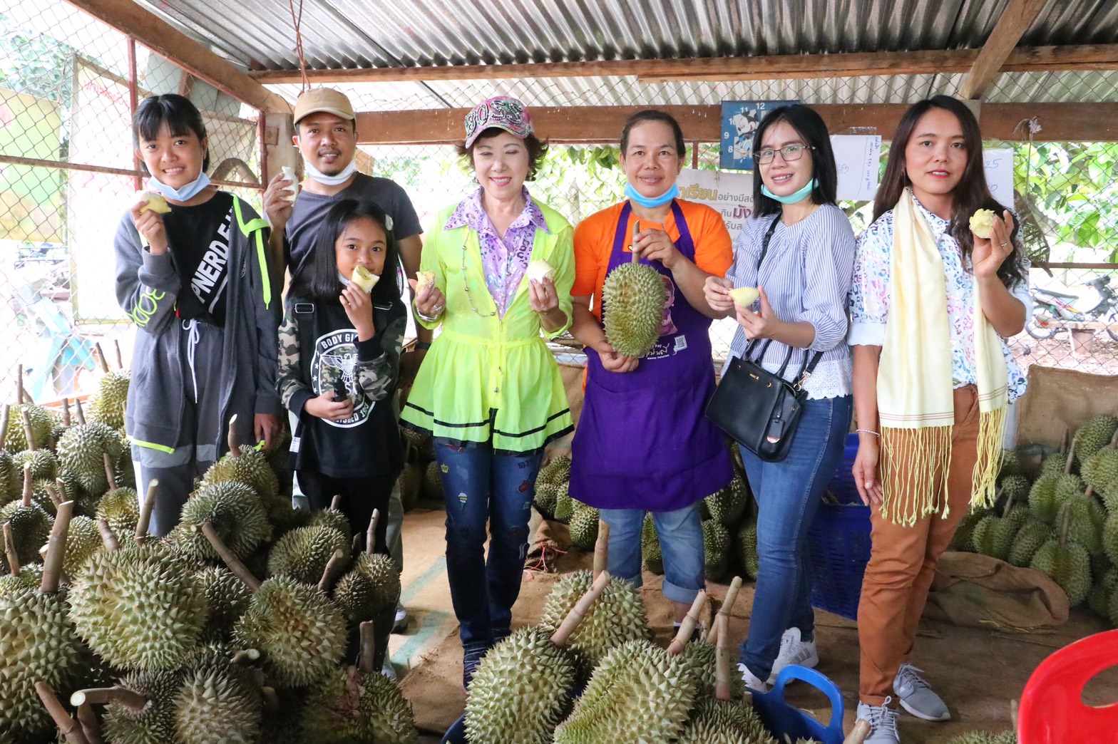 ดร.กัลยาณี ปธ.สภาฯท่องเที่ยว นำสื่อจังหวัดอุบลฯ ประชาสัมพันธ์สวนทุเรียนศรีสะเกษ    