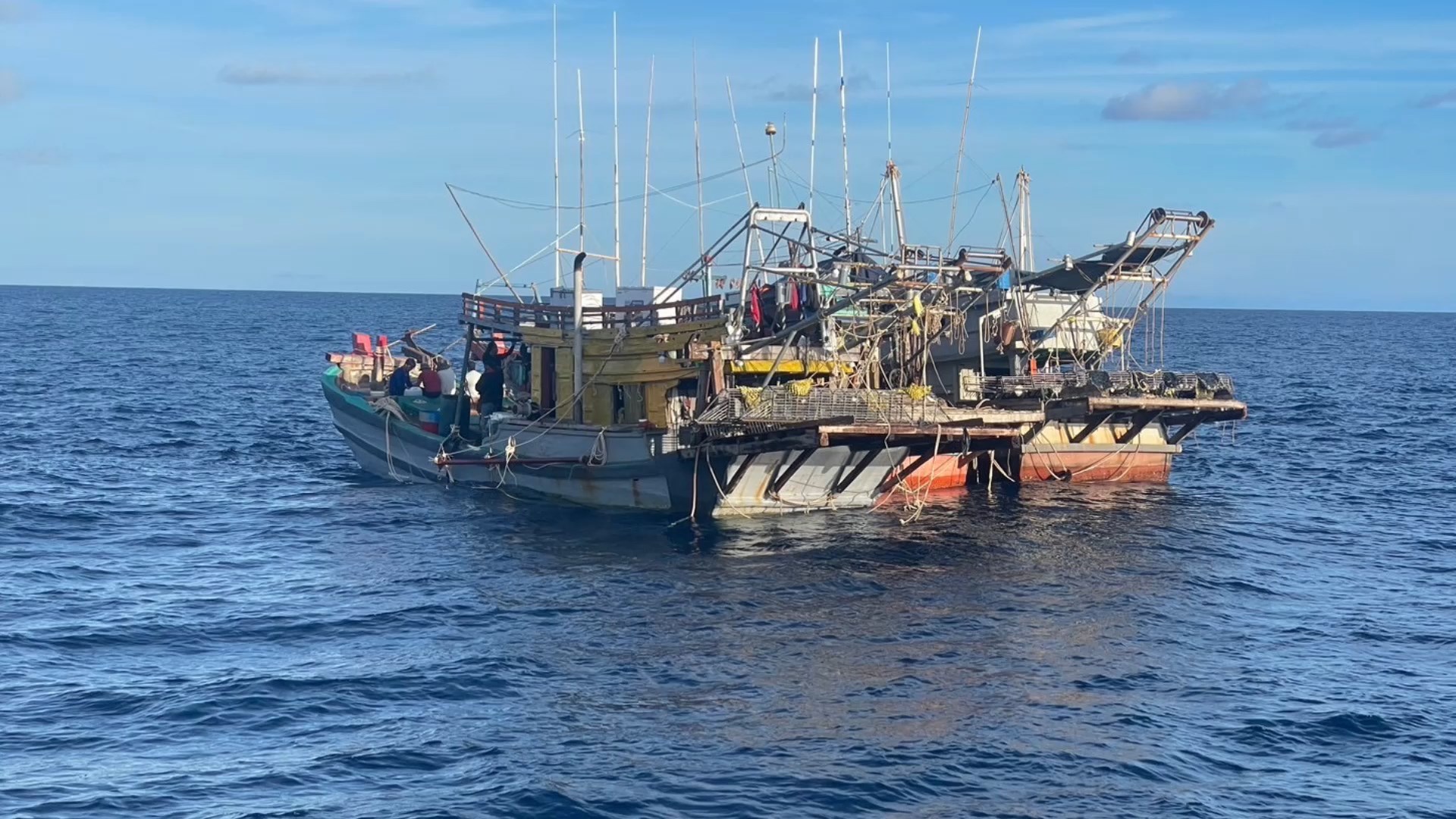 ทัพเรือภาคที่ 2 ตำรวจน้ำสงขลา จับกุมเรือประมงเวียดนาม 5 ลำ ลูกเรือ 25 คน ลุกล้ำน่านน้ำไทย