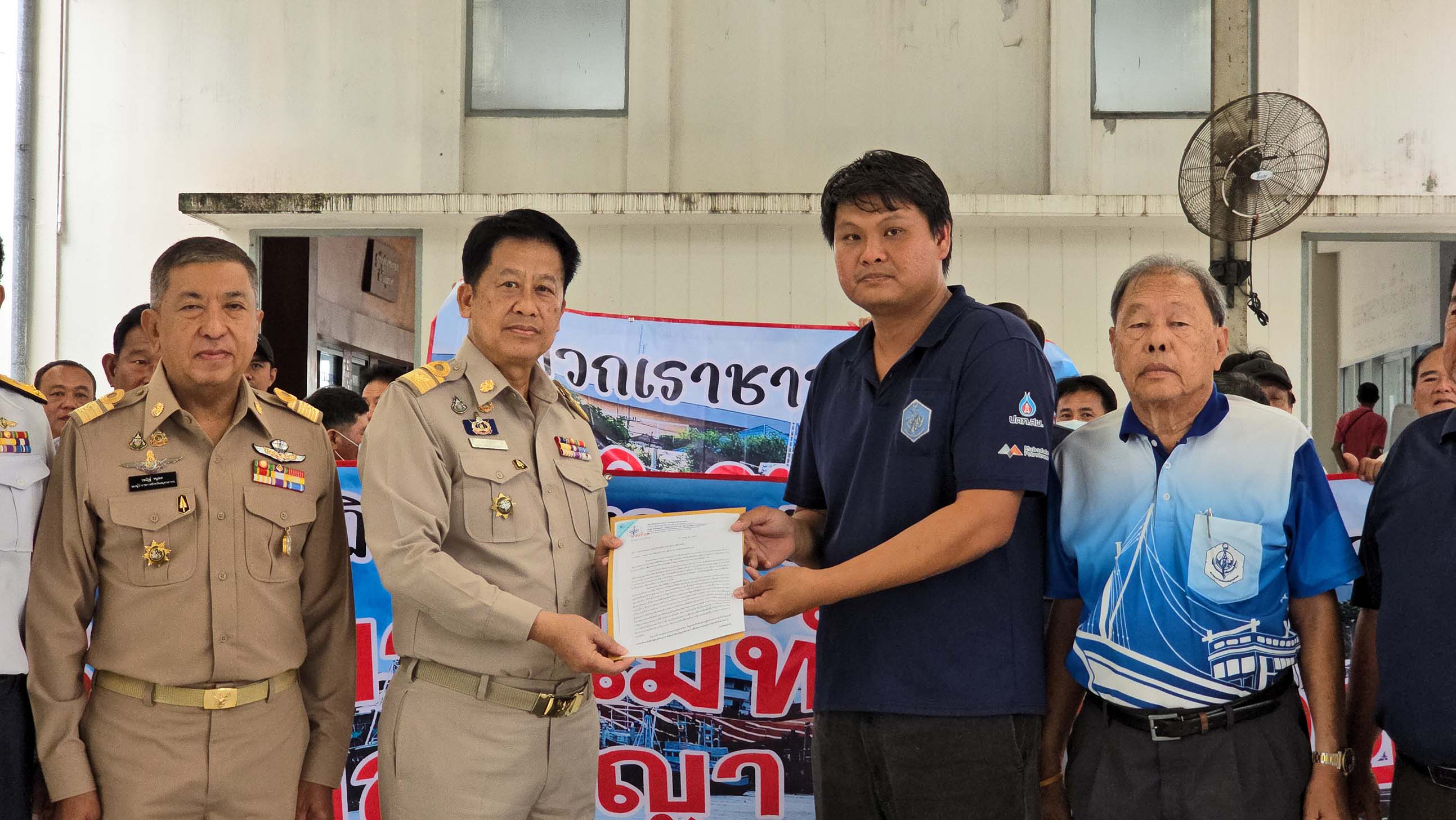 กลุ่มชาวประมงสมุทรสาคร รวมตัวทวงสัญญา เร่งภาครัฐซื้อเรือคืน