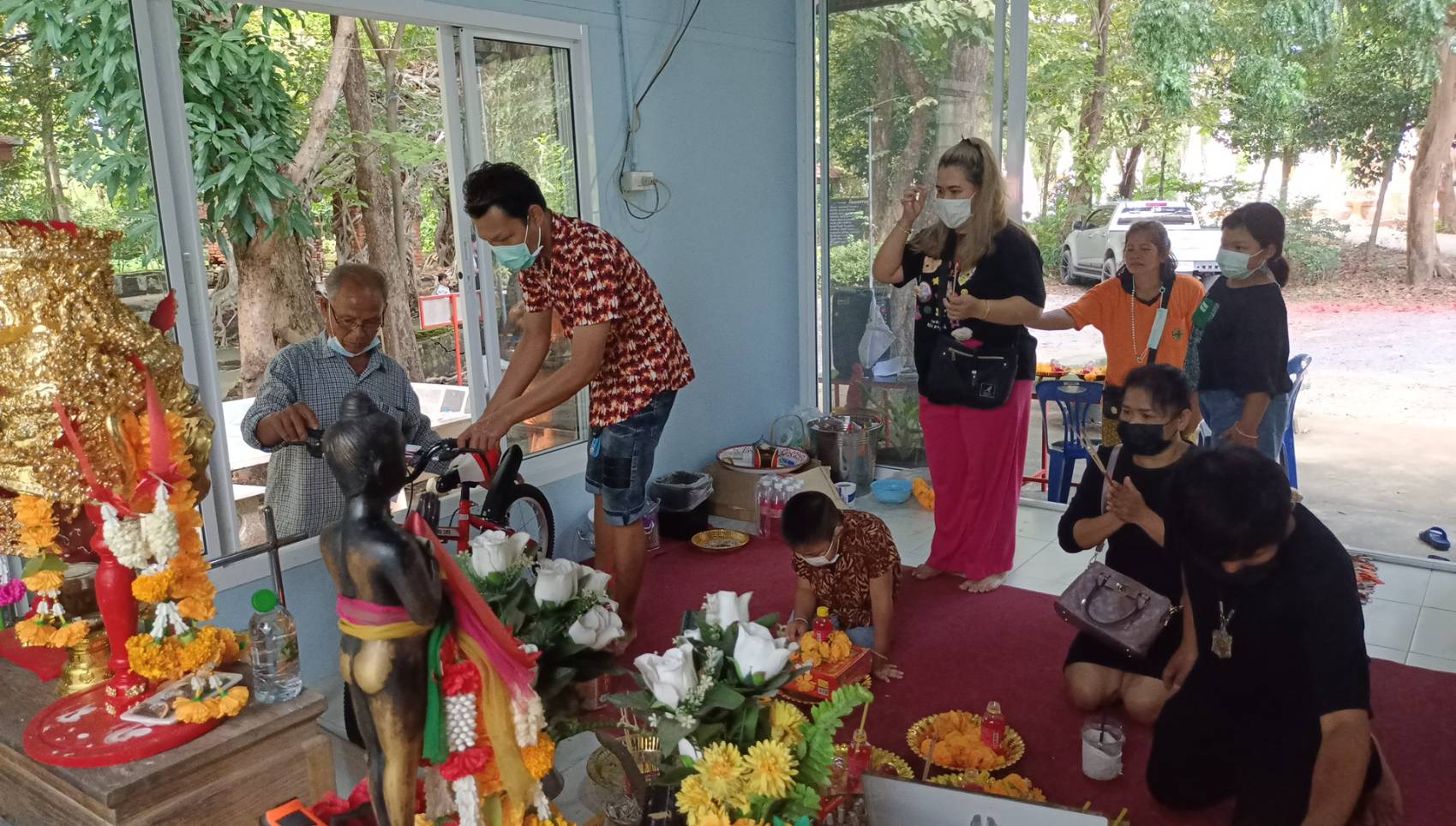 ฮือฮา!! สาวปทุมธานีดวงดีพาสามีแบกจักรยานถวายไอ้ไข่  วัดเลขธรรมกิตติ์