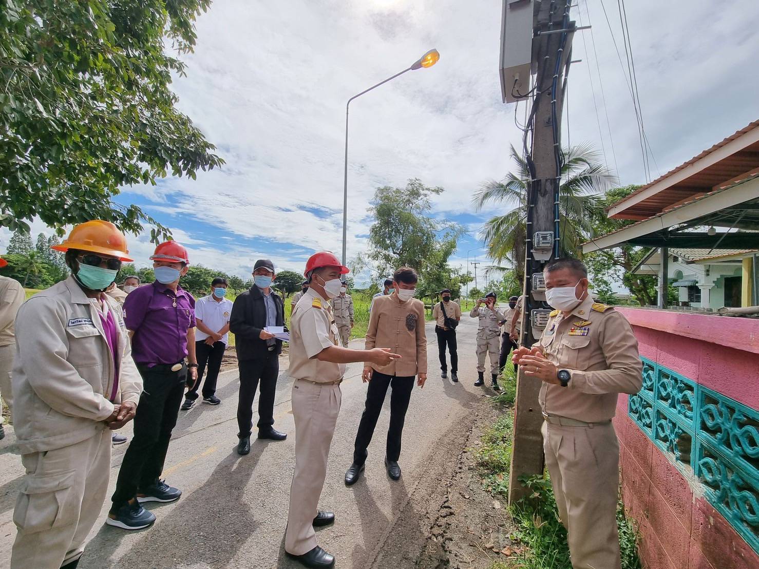 ผู้ว่าฯลพบุรีตรวจสอบจุดเสี่ยงอันตรายจากกระแสไฟฟ้ารั่วจากเสาไฟฟ้าในพื้นที่ประสบอุทกภัย