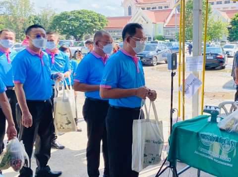  พ่อเมืองยโสธรหิ้วถุงผ้าพาเที่ยวตลาด  อุดหนุนพ่อค้าแม่ค้าในสถานการณ์โควิด- 19 