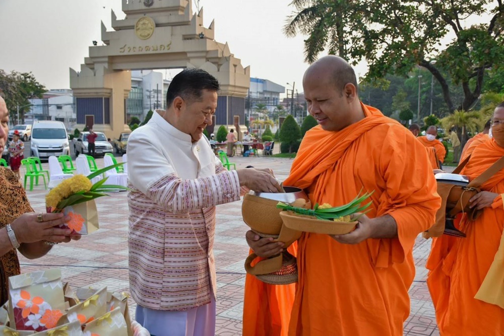 "ผู้ว่าฯร้อยเอ็ด"พาเติมบุญ" นำพุทธศาสนิกชน ร่วมทำบุญตักบาตรทุกเช้าวันอาทิตย์ ณ ลานสาเกตนคร